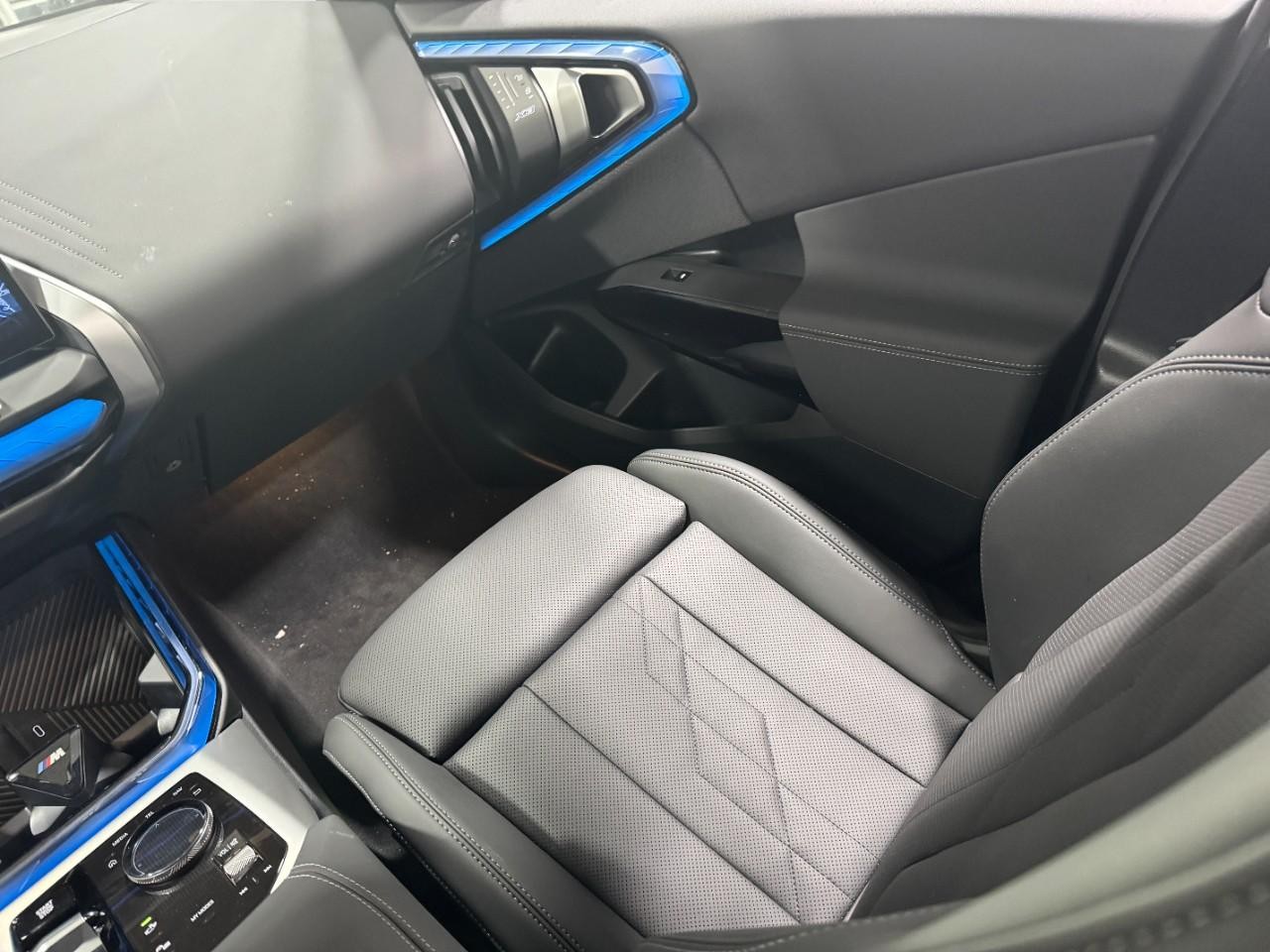BMW X3 Vehicle Full-screen Gallery Image 17