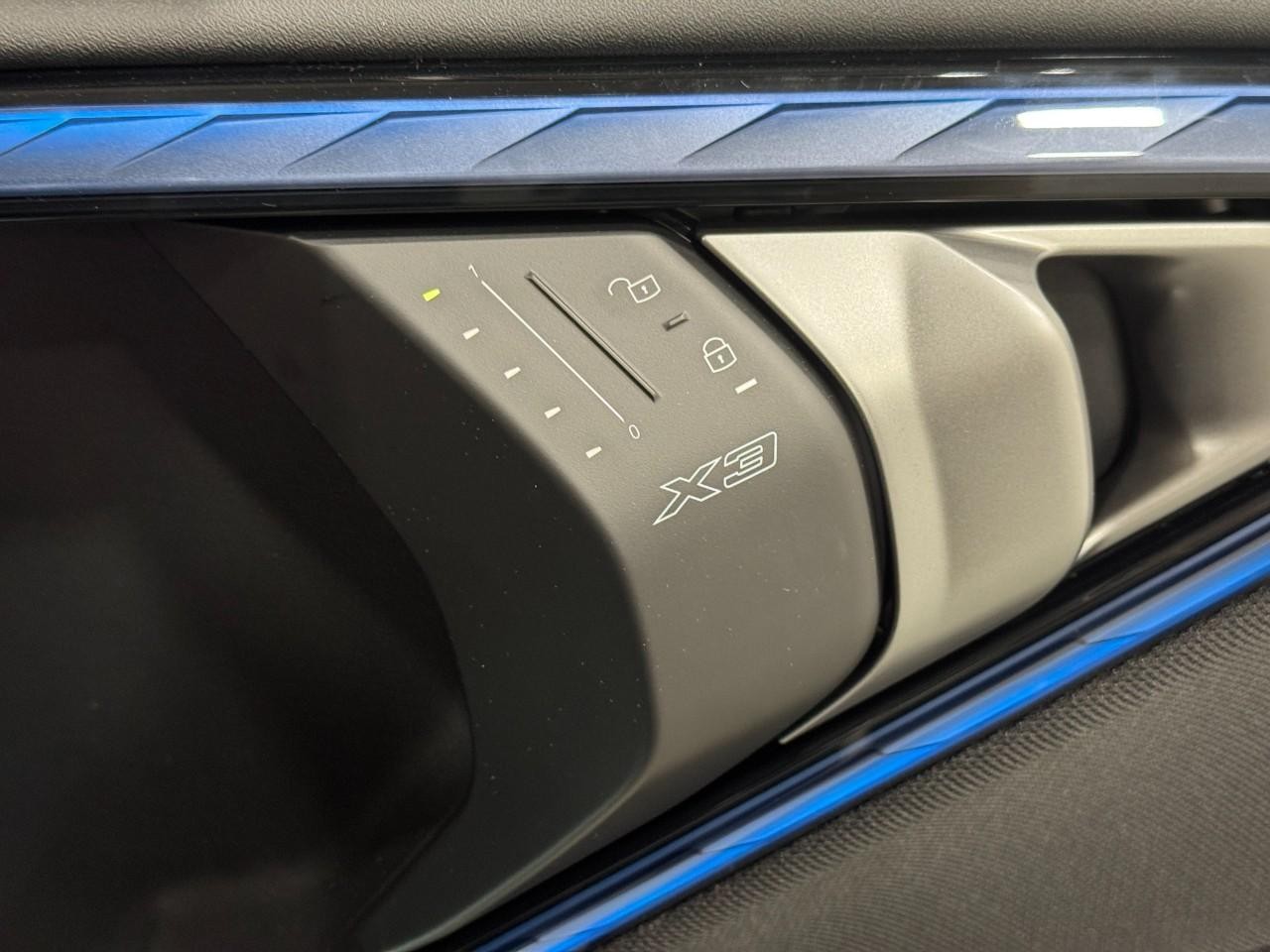 BMW X3 Vehicle Full-screen Gallery Image 21