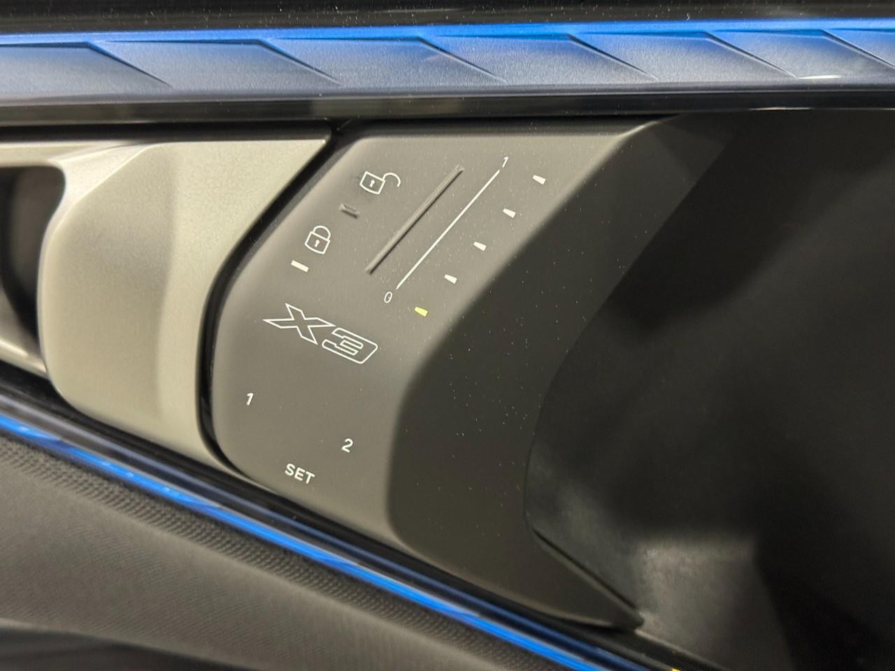 BMW X3 Vehicle Full-screen Gallery Image 24