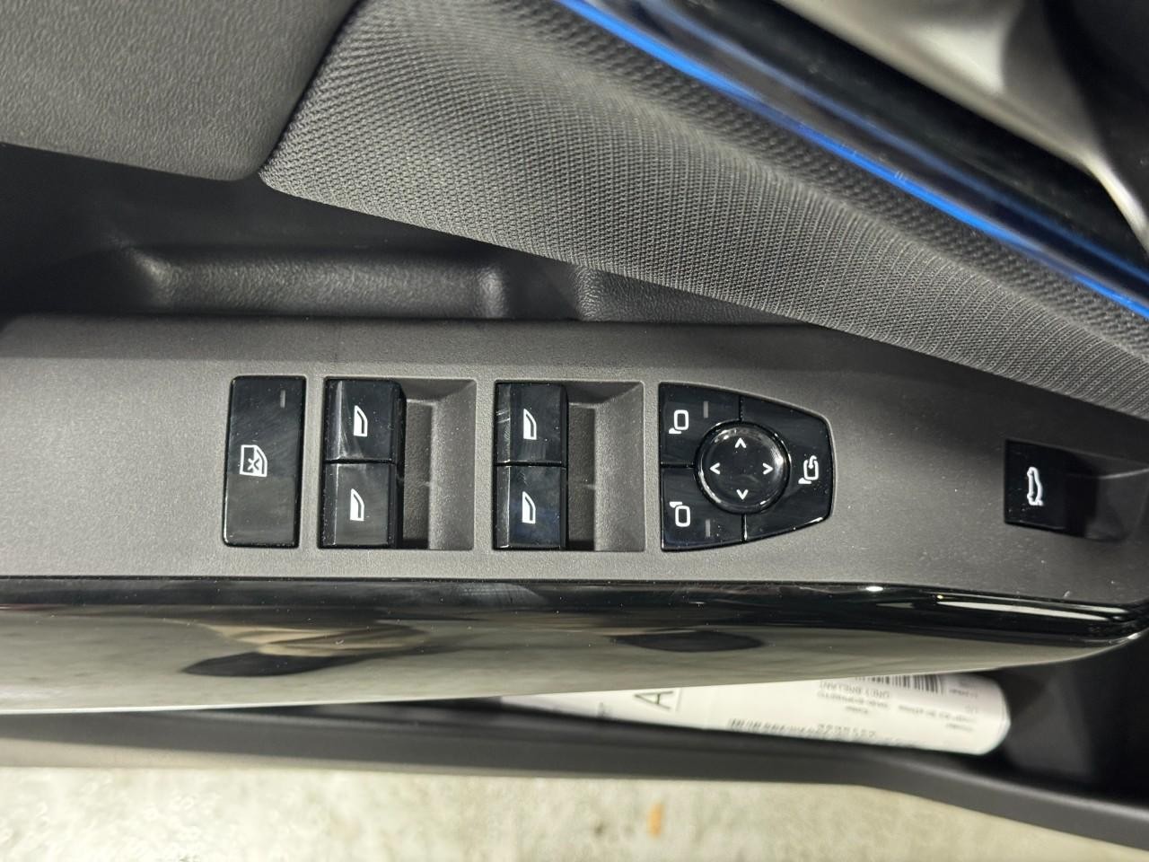 BMW X3 Vehicle Full-screen Gallery Image 25