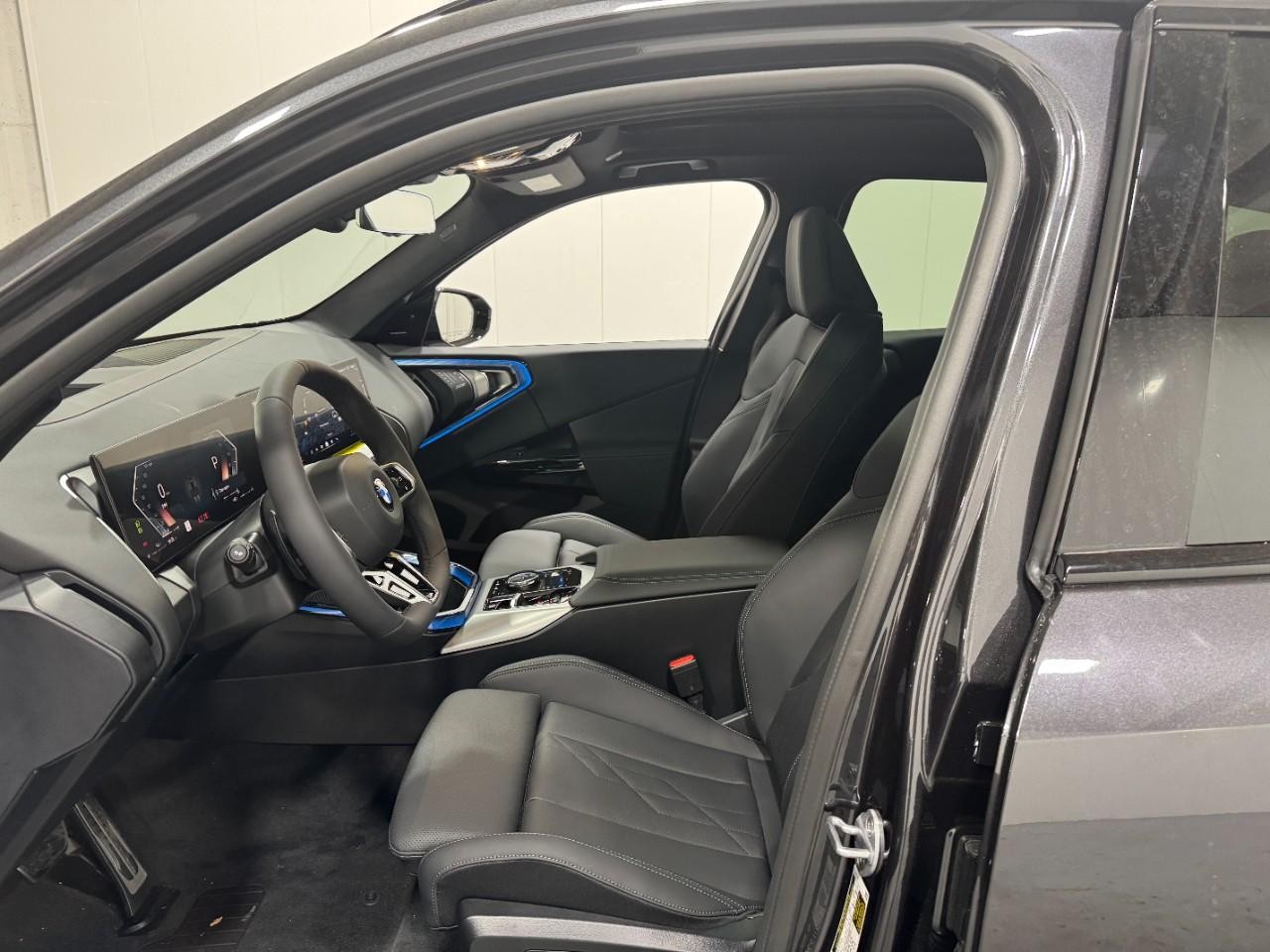 BMW X3 Vehicle Full-screen Gallery Image 26