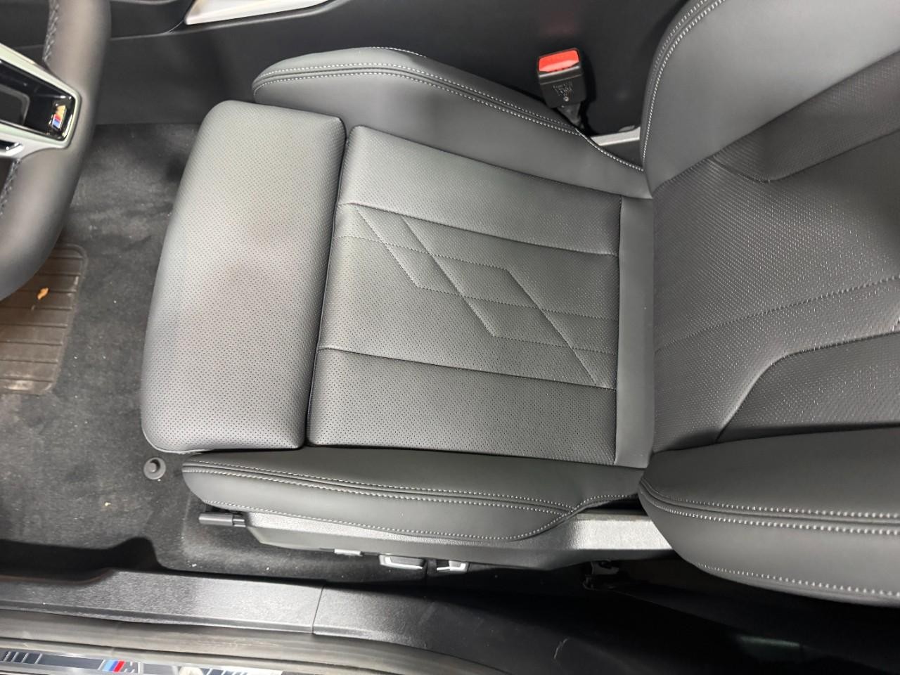 BMW X3 Vehicle Full-screen Gallery Image 27