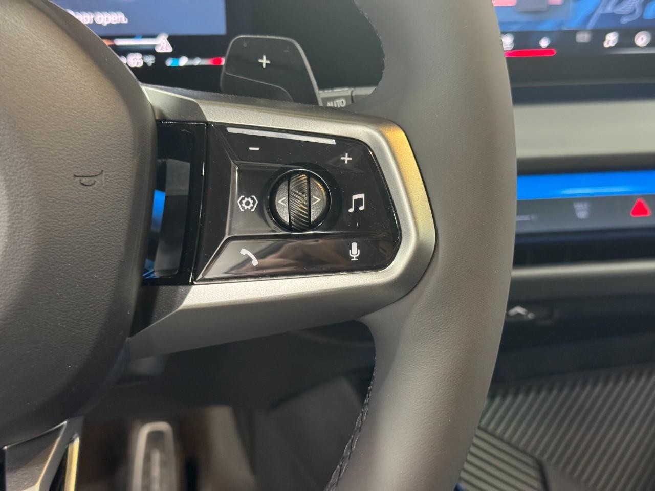BMW X3 Vehicle Full-screen Gallery Image 30