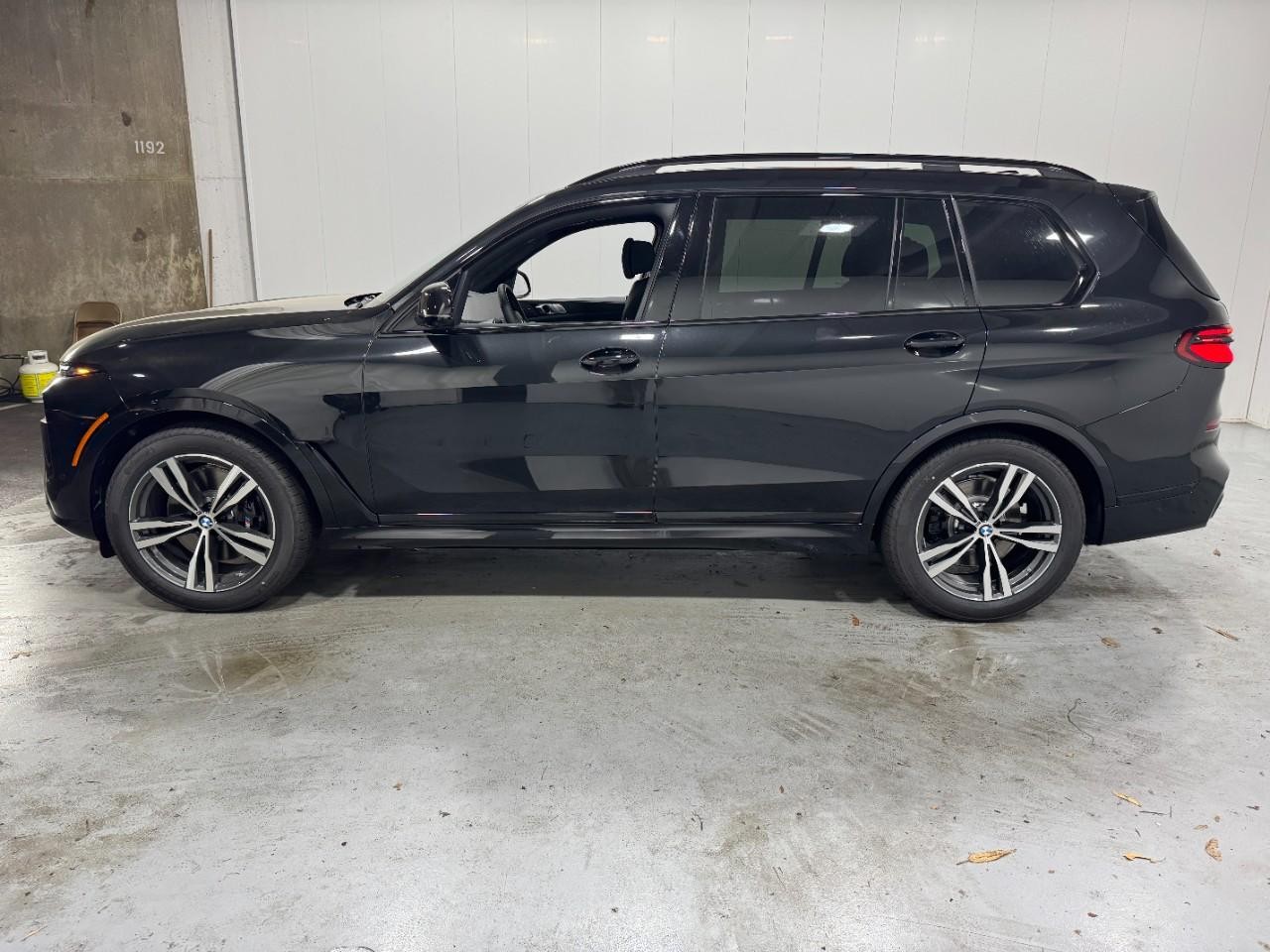 BMW X7 Vehicle Full-screen Gallery Image 2