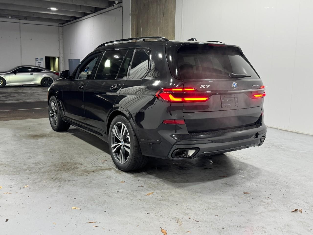BMW X7 Vehicle Full-screen Gallery Image 3
