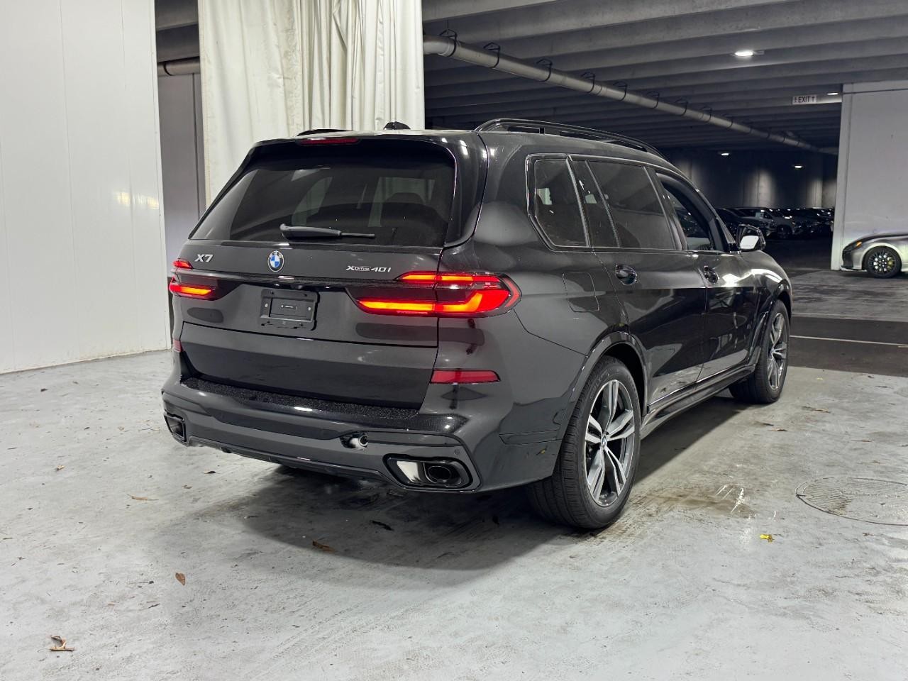 BMW X7 Vehicle Full-screen Gallery Image 4