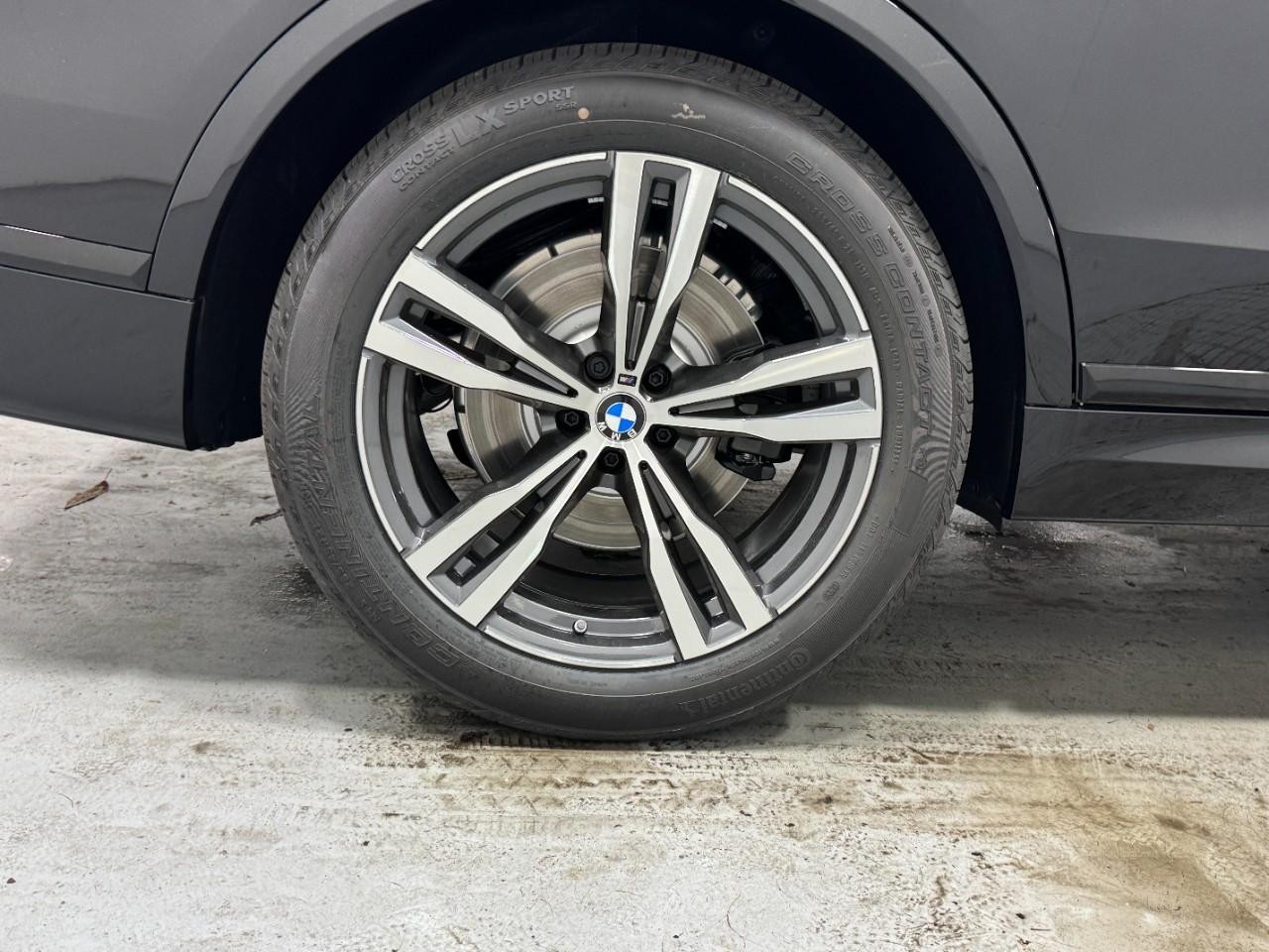 BMW X7 Vehicle Full-screen Gallery Image 5