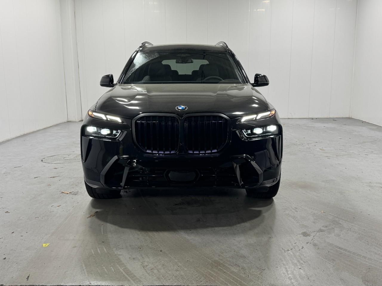 BMW X7 Vehicle Full-screen Gallery Image 7