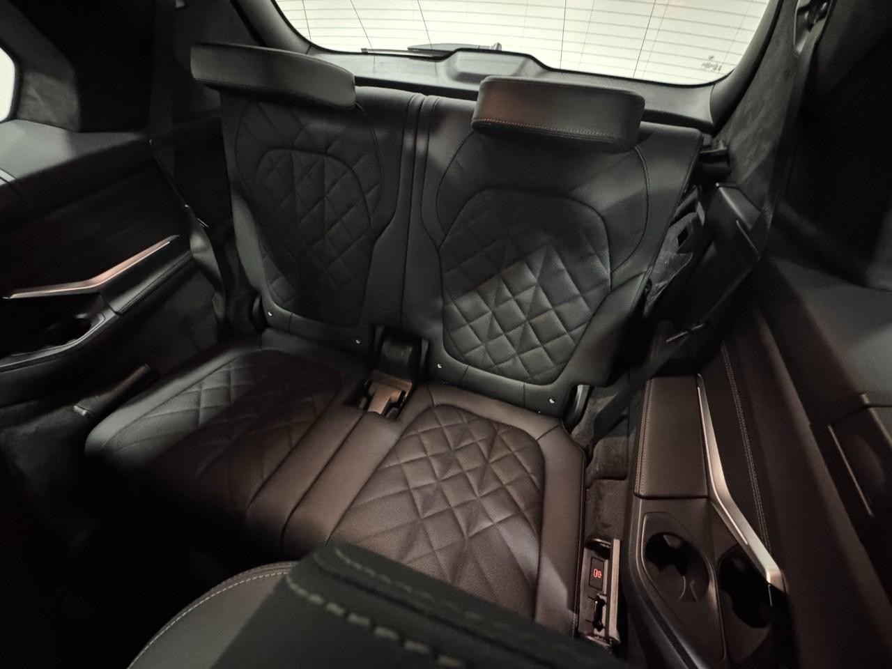 BMW X7 Vehicle Full-screen Gallery Image 8