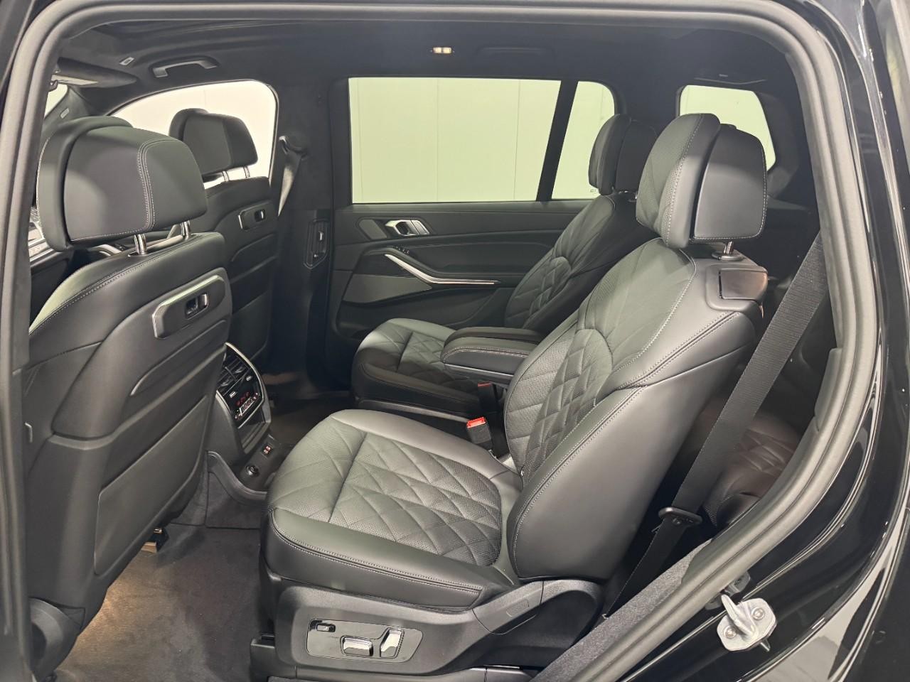 BMW X7 Vehicle Full-screen Gallery Image 9