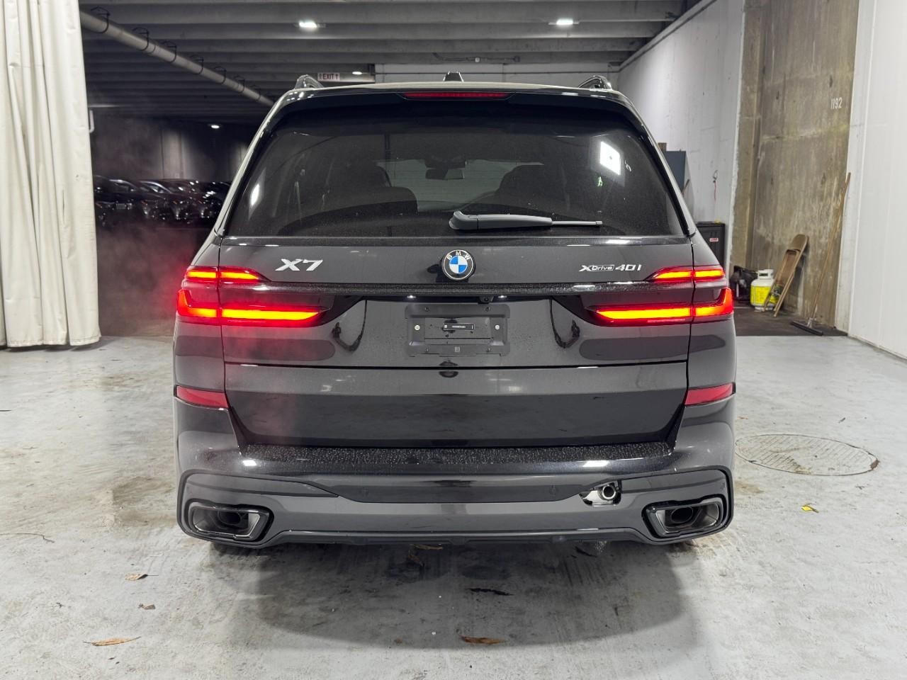 BMW X7 Vehicle Full-screen Gallery Image 10