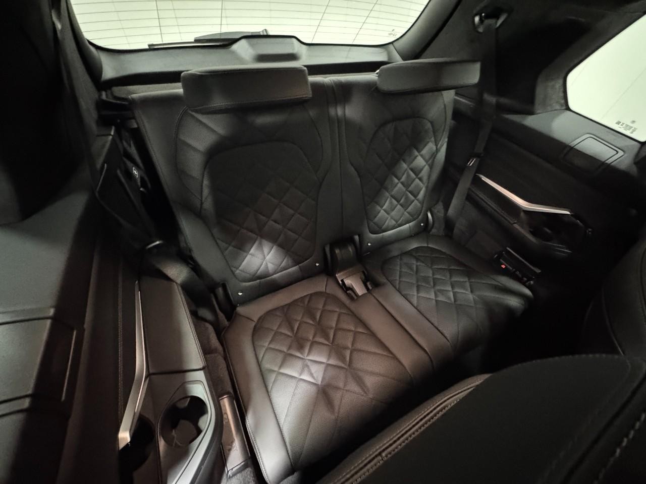 BMW X7 Vehicle Full-screen Gallery Image 11