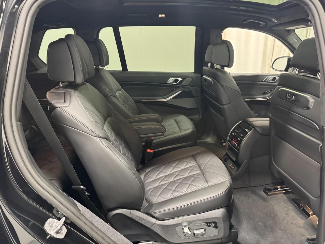 BMW X7 Vehicle Full-screen Gallery Image 12
