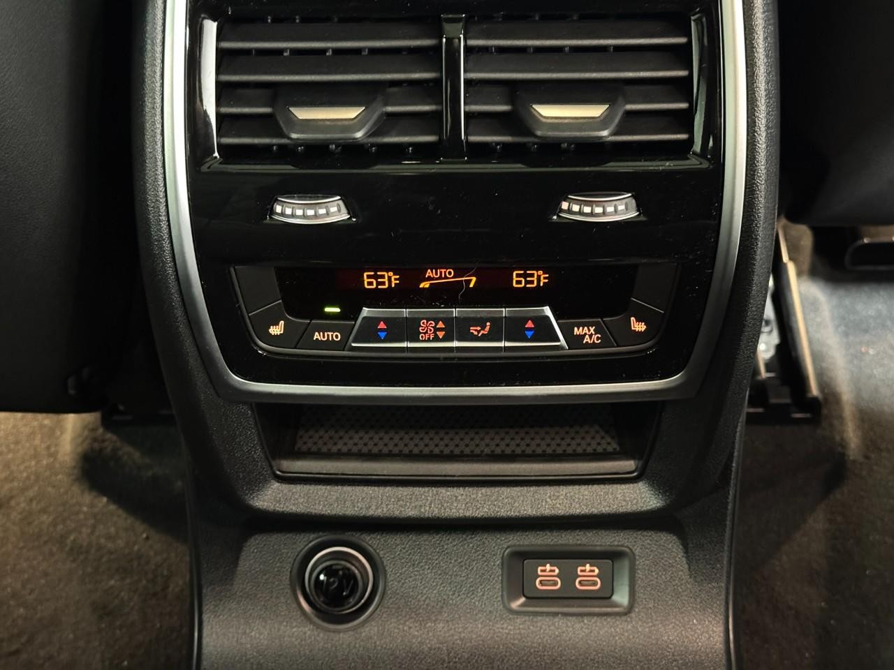 BMW X7 Vehicle Full-screen Gallery Image 14
