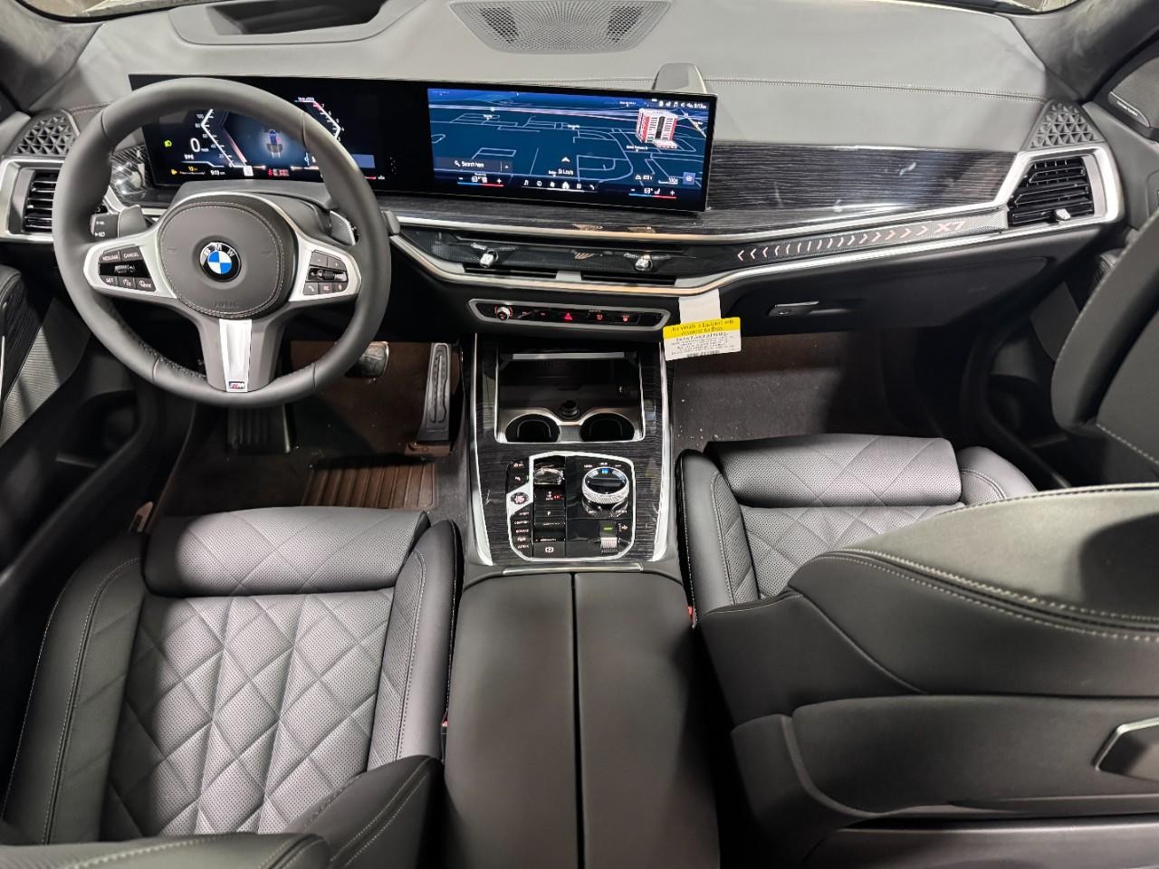 BMW X7 Vehicle Full-screen Gallery Image 16