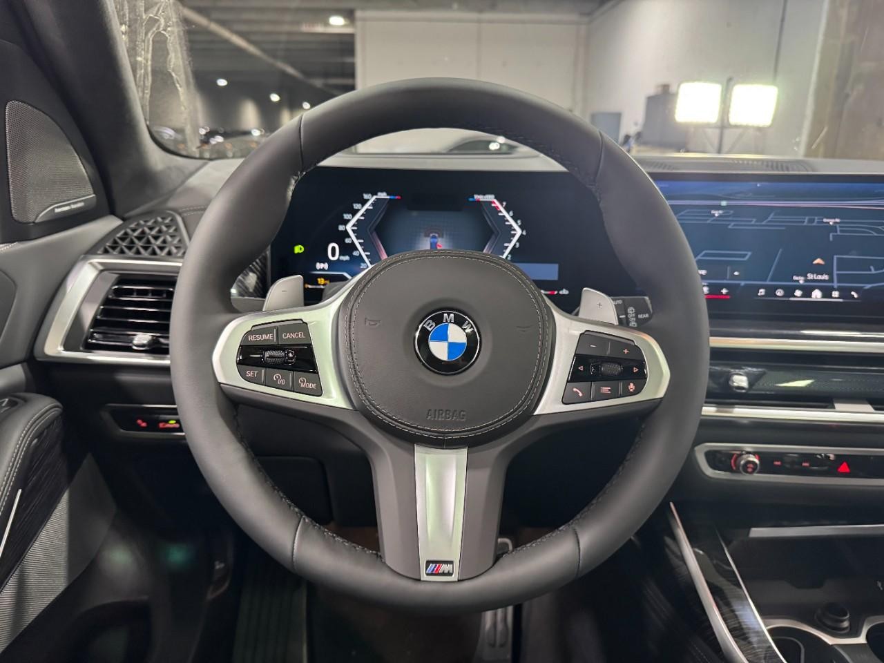 BMW X7 Vehicle Full-screen Gallery Image 17