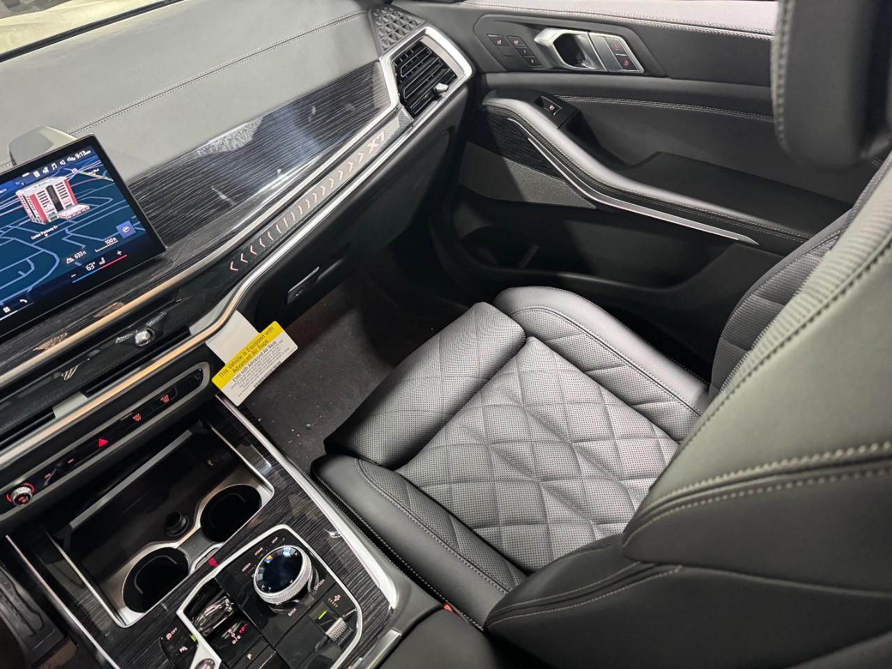 BMW X7 Vehicle Full-screen Gallery Image 19