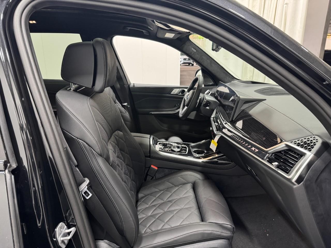 BMW X7 Vehicle Full-screen Gallery Image 20