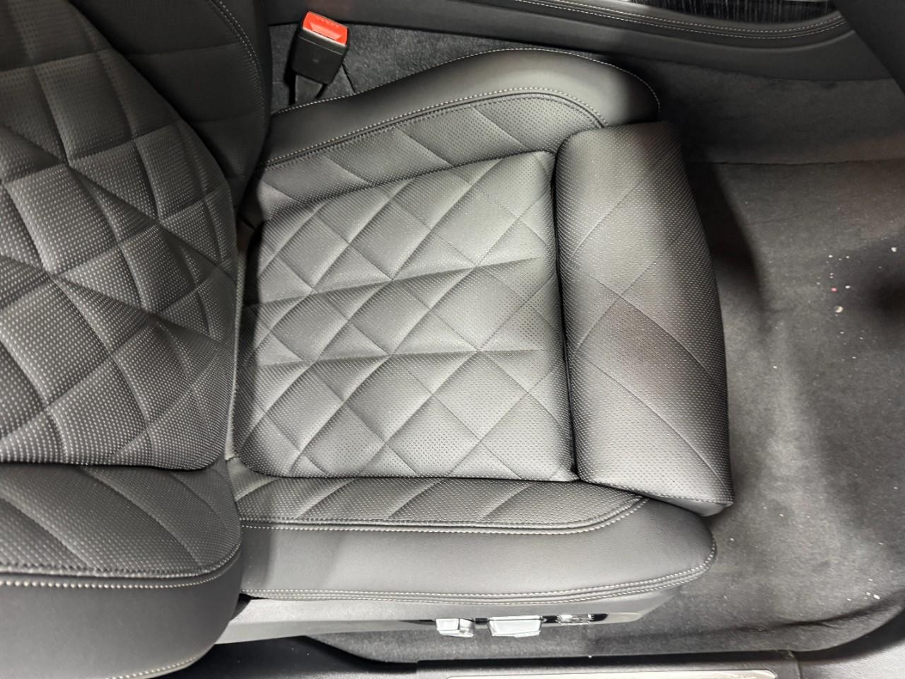 BMW X7 Vehicle Full-screen Gallery Image 21