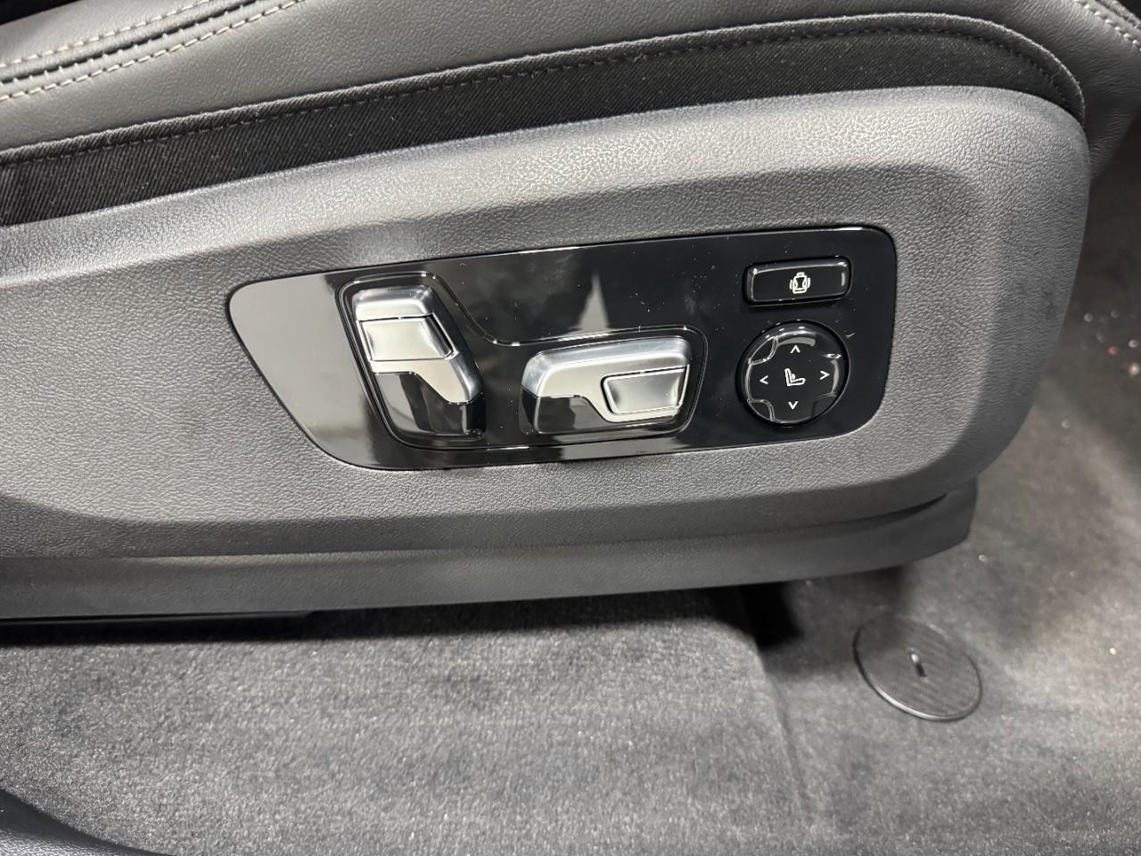 BMW X7 Vehicle Full-screen Gallery Image 22