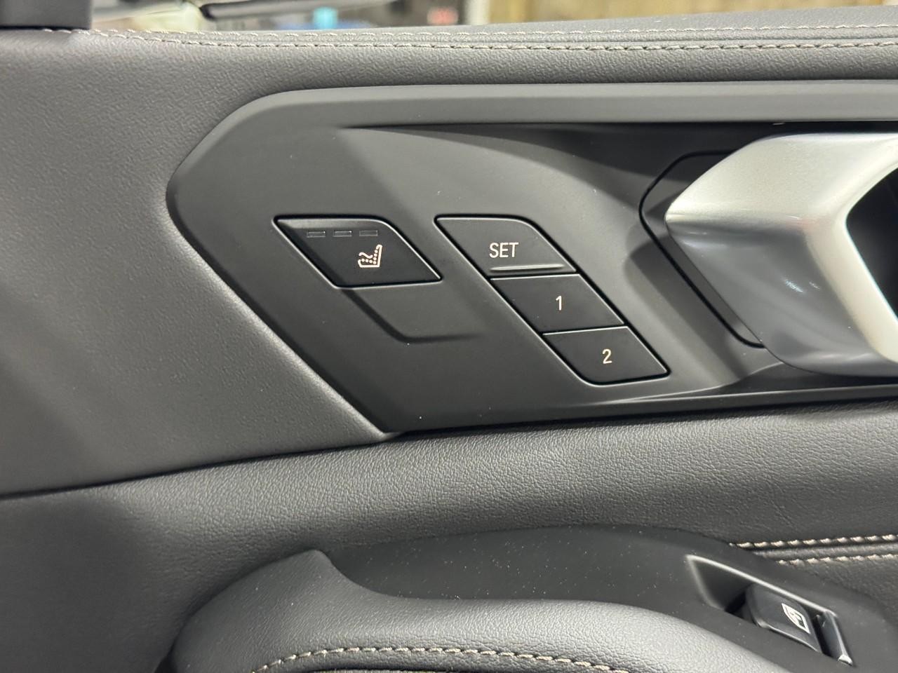 BMW X7 Vehicle Full-screen Gallery Image 23