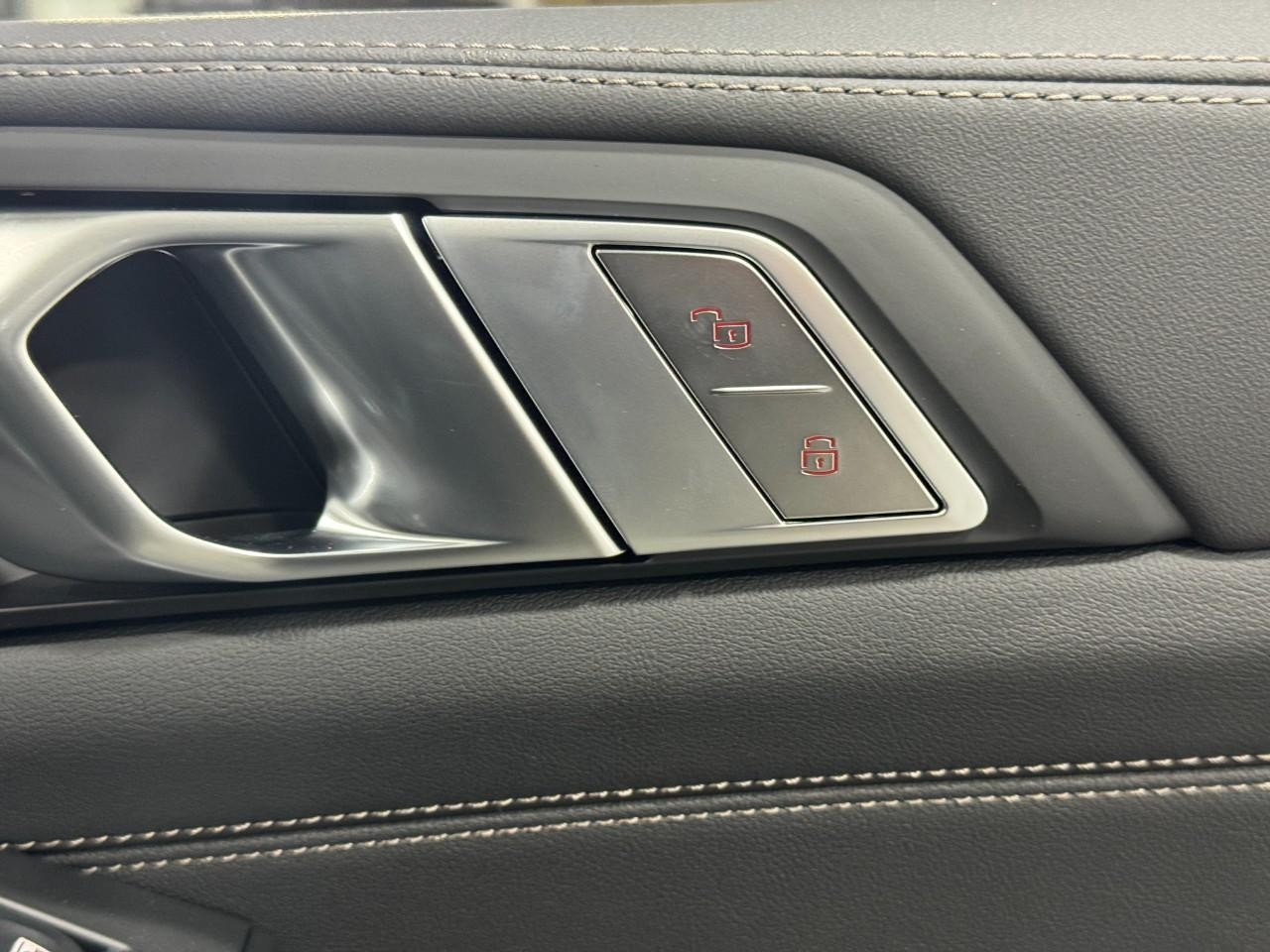 BMW X7 Vehicle Full-screen Gallery Image 24