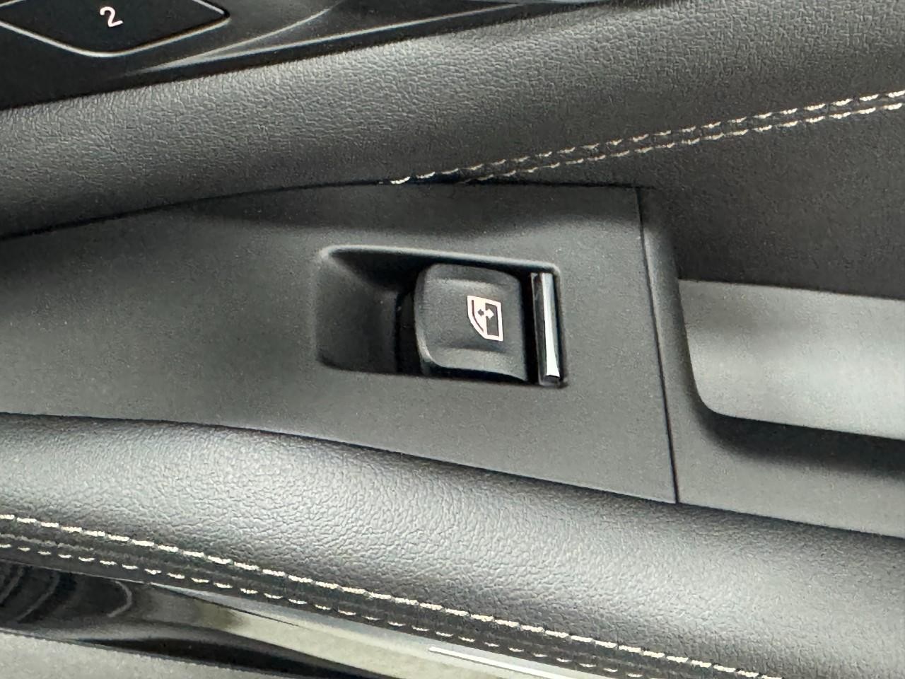 BMW X7 Vehicle Full-screen Gallery Image 25