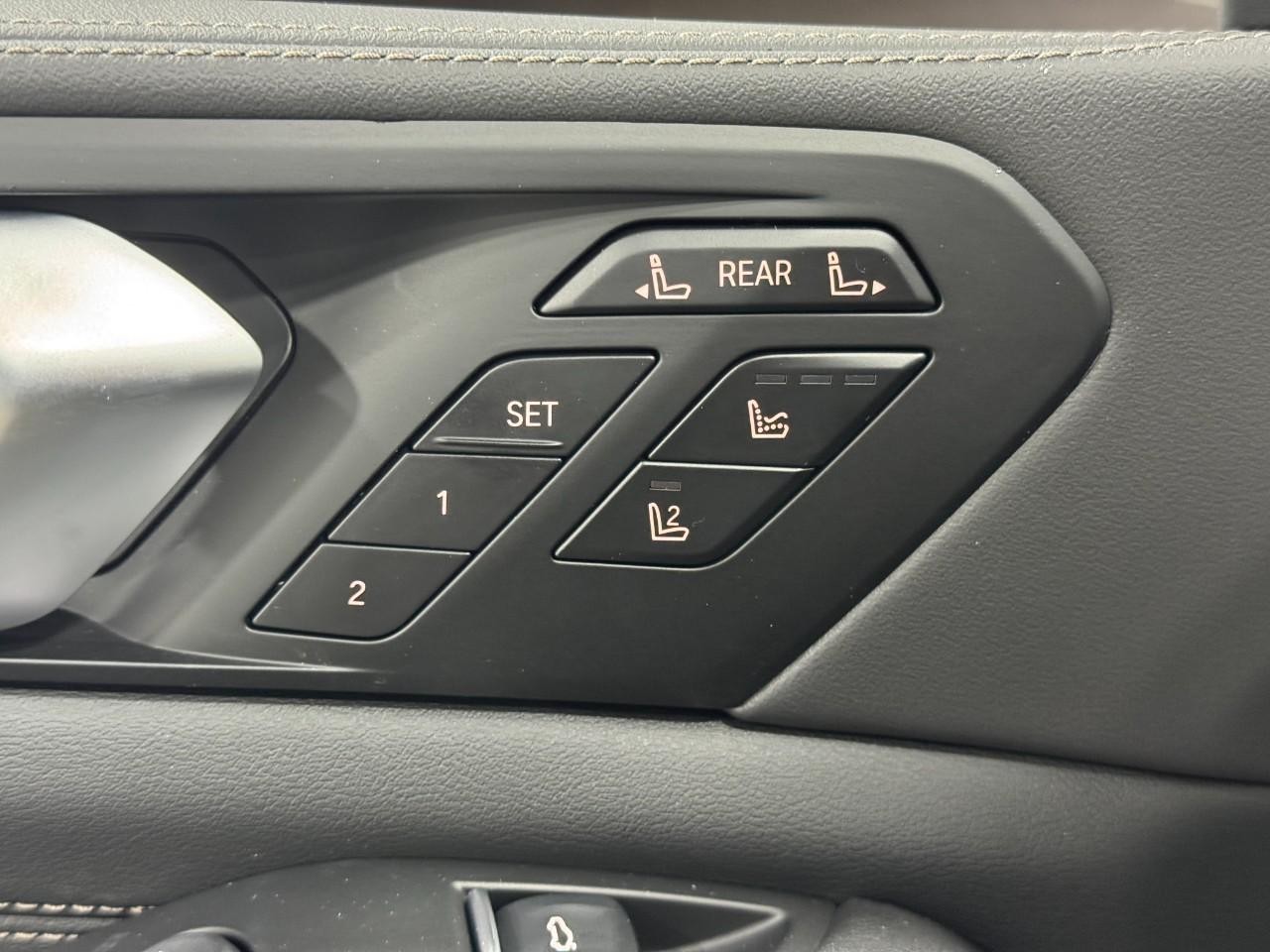BMW X7 Vehicle Full-screen Gallery Image 27