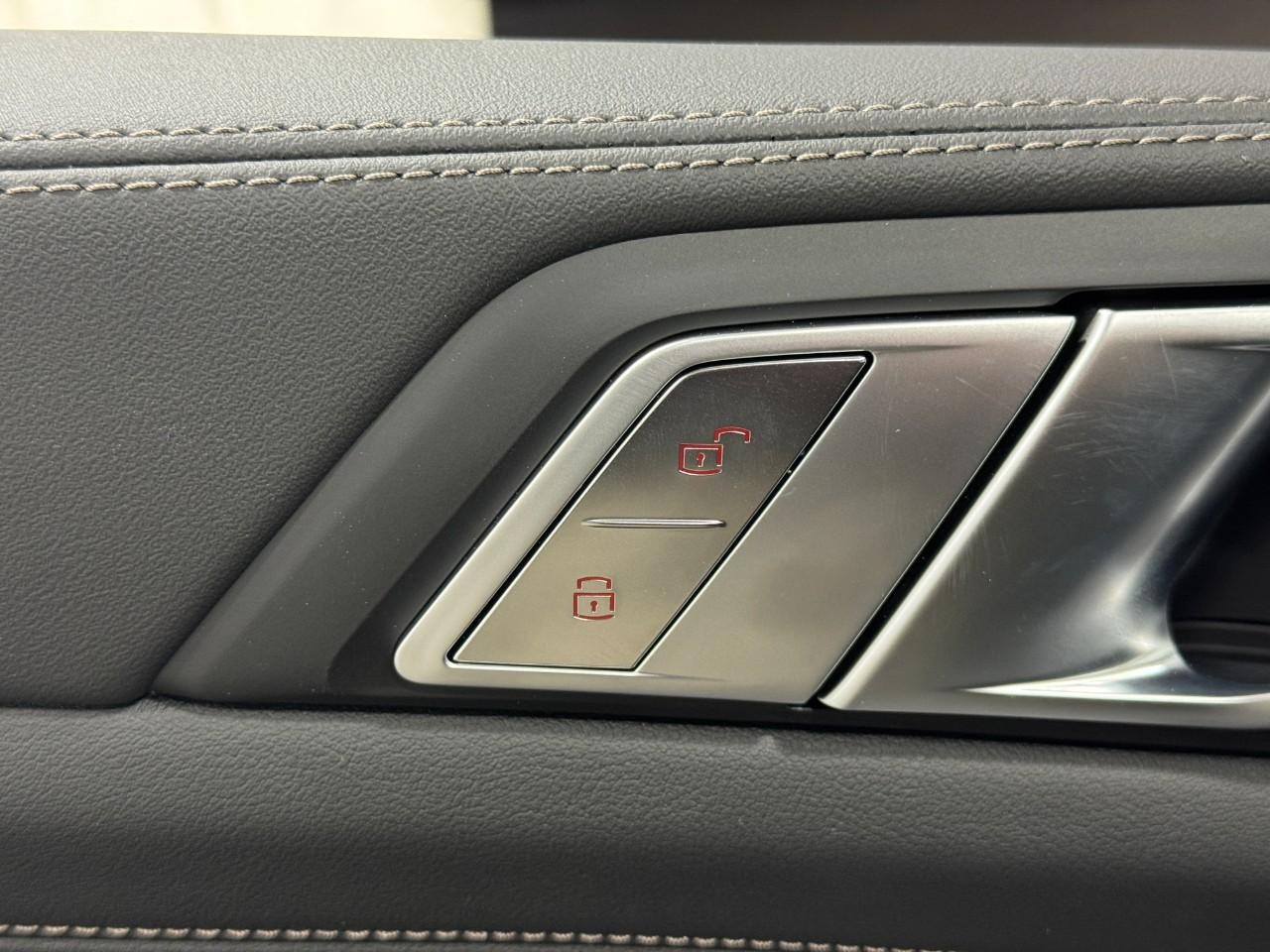BMW X7 Vehicle Full-screen Gallery Image 28