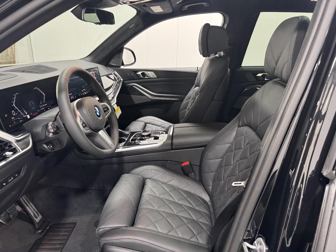 BMW X7 Vehicle Full-screen Gallery Image 30