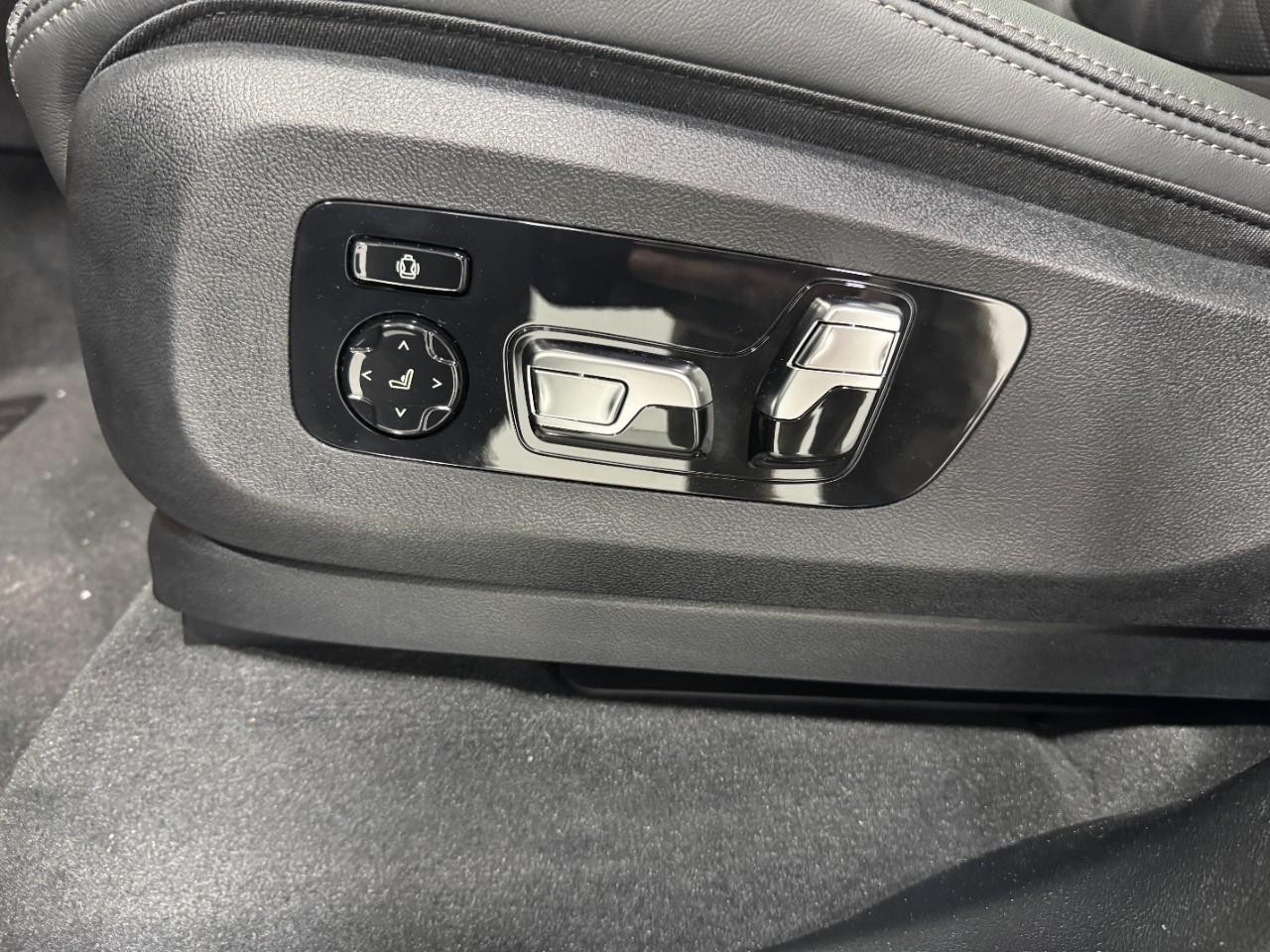 BMW X7 Vehicle Full-screen Gallery Image 32