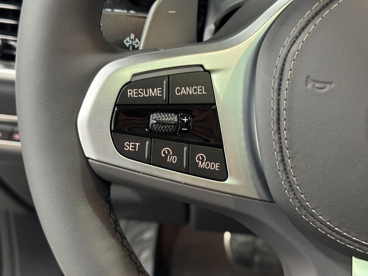 BMW X7 Vehicle Full-screen Gallery Image 34
