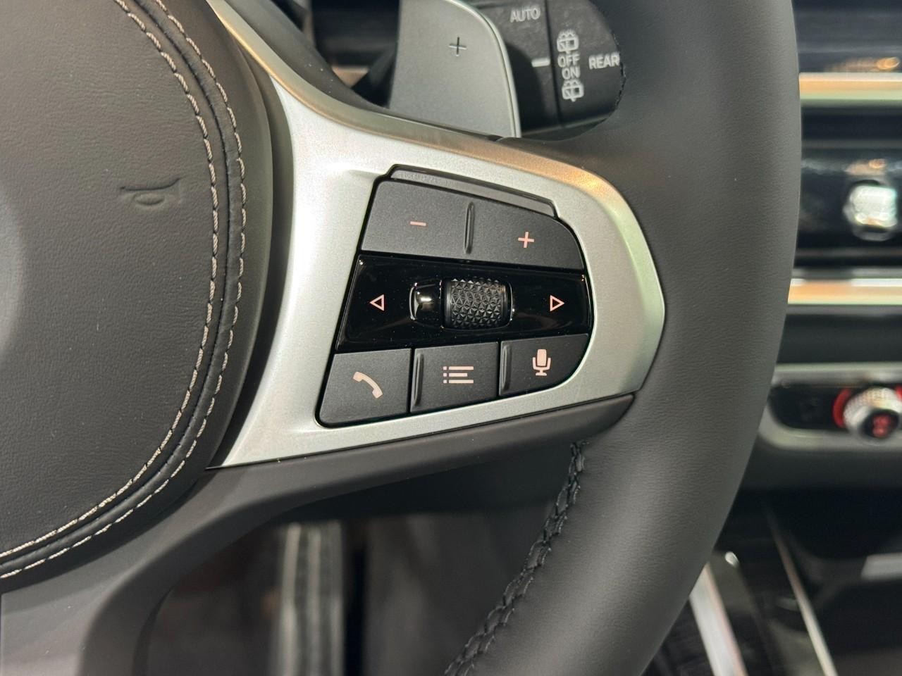 BMW X7 Vehicle Full-screen Gallery Image 35