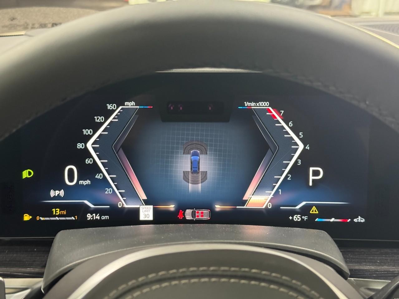 BMW X7 Vehicle Full-screen Gallery Image 36