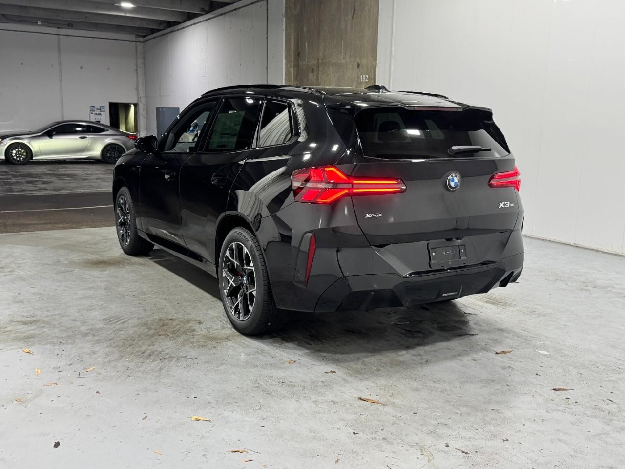 BMW X3 Vehicle Full-screen Gallery Image 3