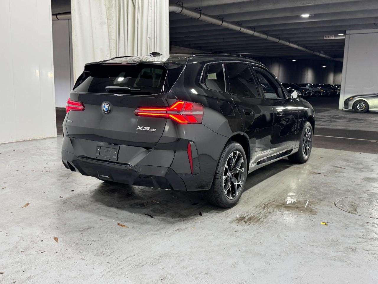 BMW X3 Vehicle Full-screen Gallery Image 4