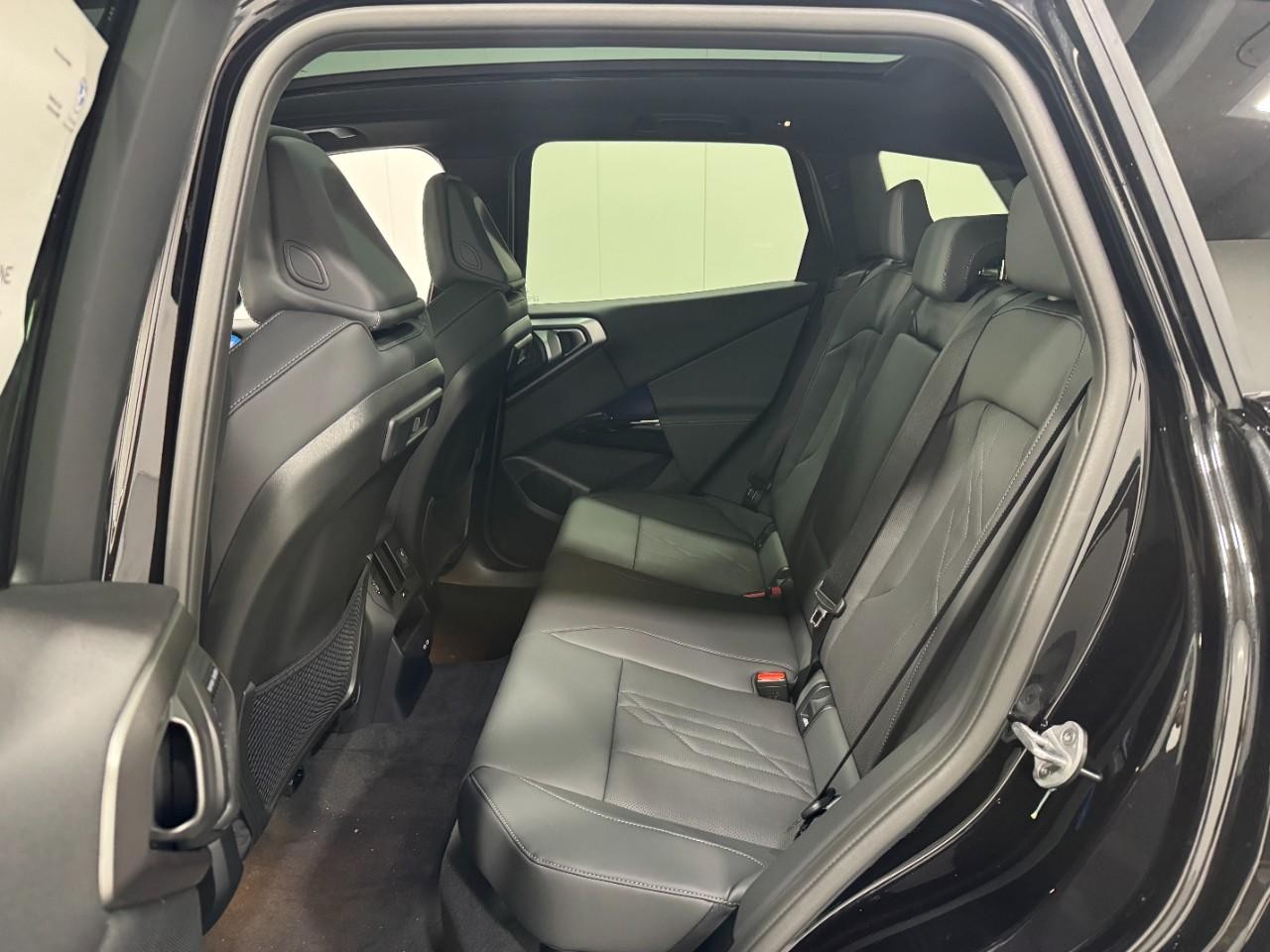 BMW X3 Vehicle Full-screen Gallery Image 8
