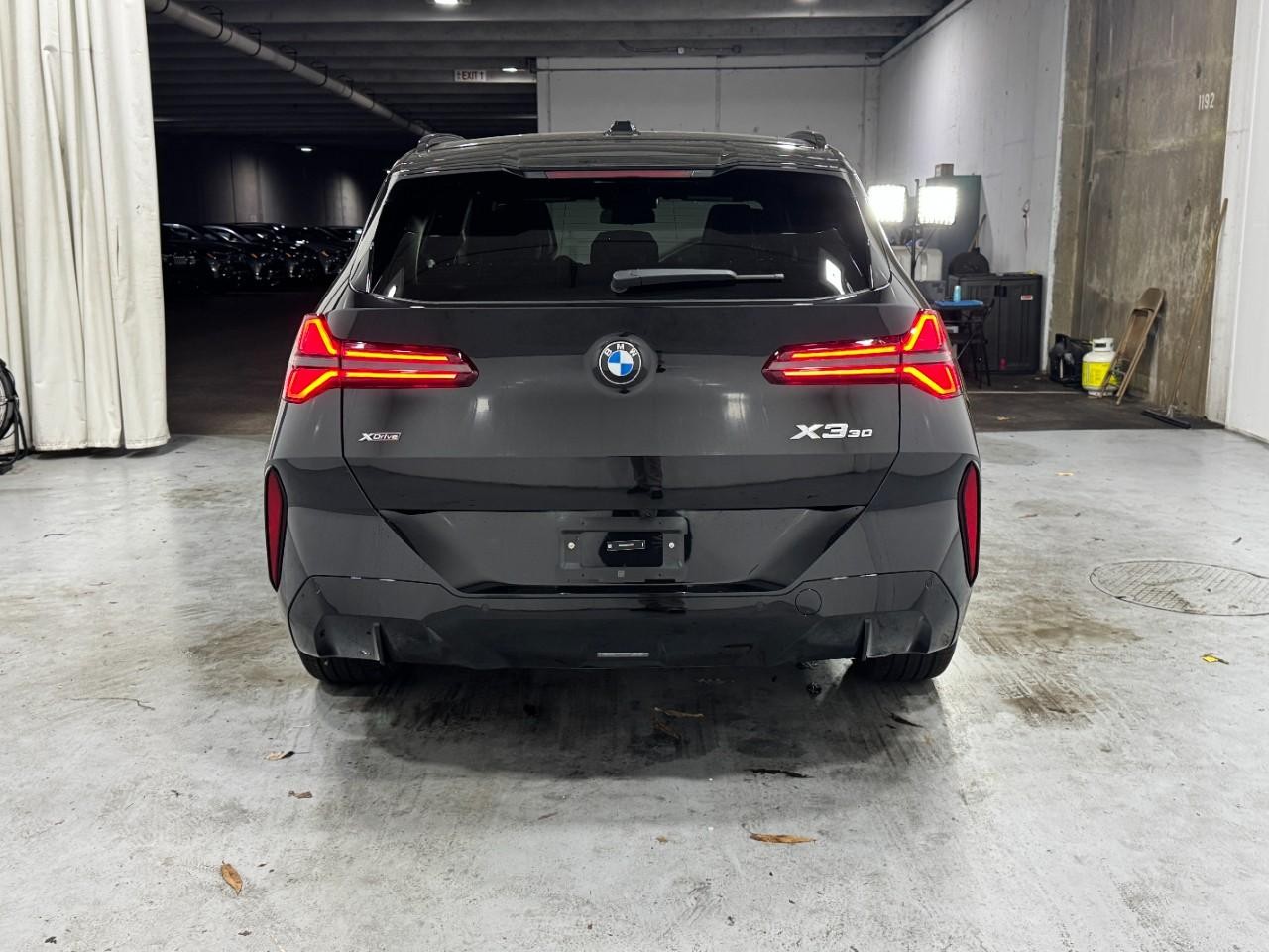 BMW X3 Vehicle Full-screen Gallery Image 9