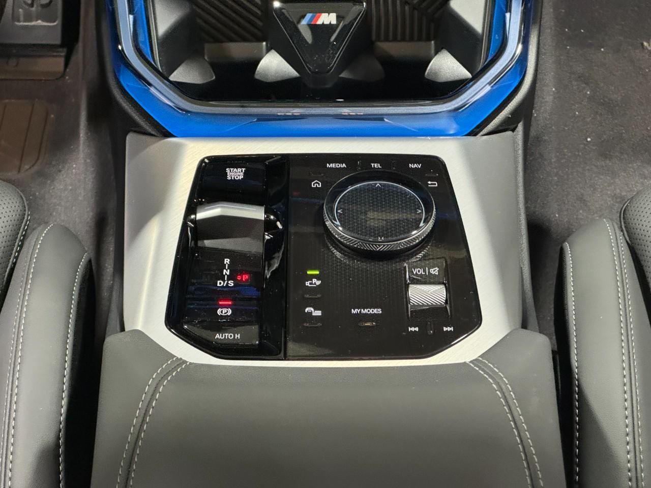 BMW X3 Vehicle Full-screen Gallery Image 15