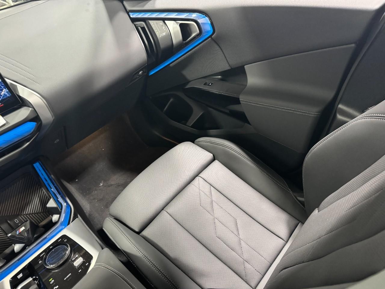 BMW X3 Vehicle Full-screen Gallery Image 16
