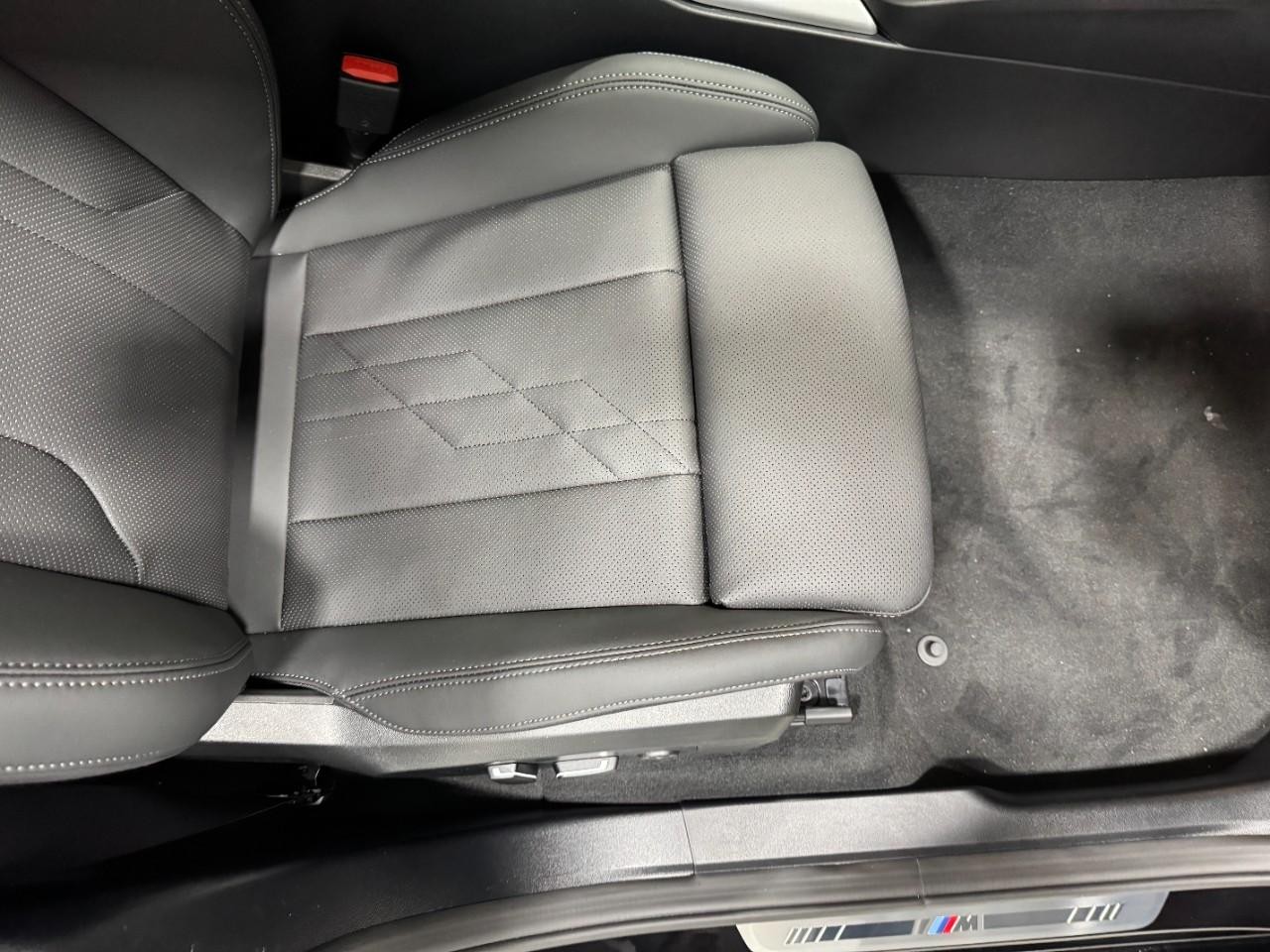 BMW X3 Vehicle Full-screen Gallery Image 18