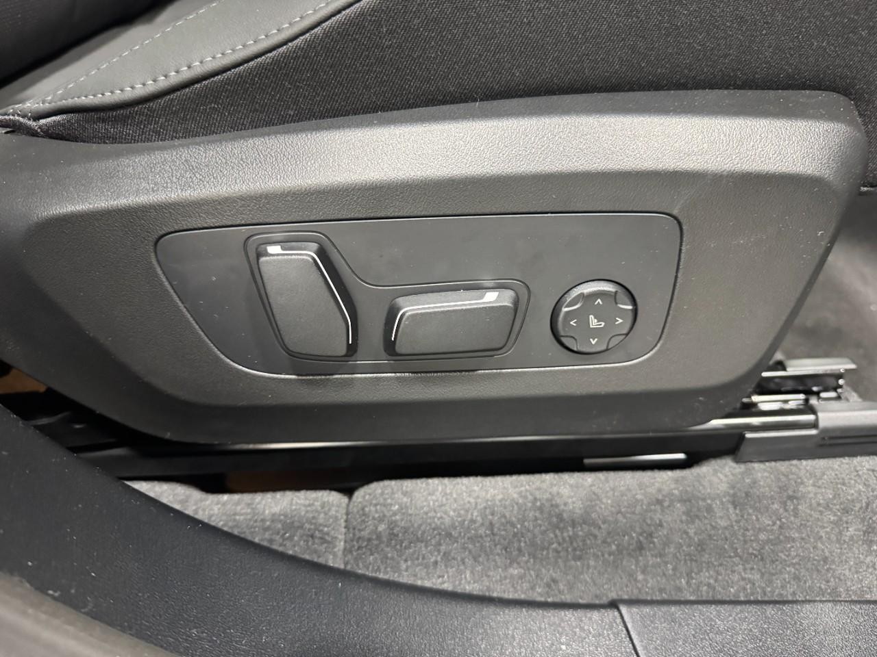 BMW X3 Vehicle Full-screen Gallery Image 19