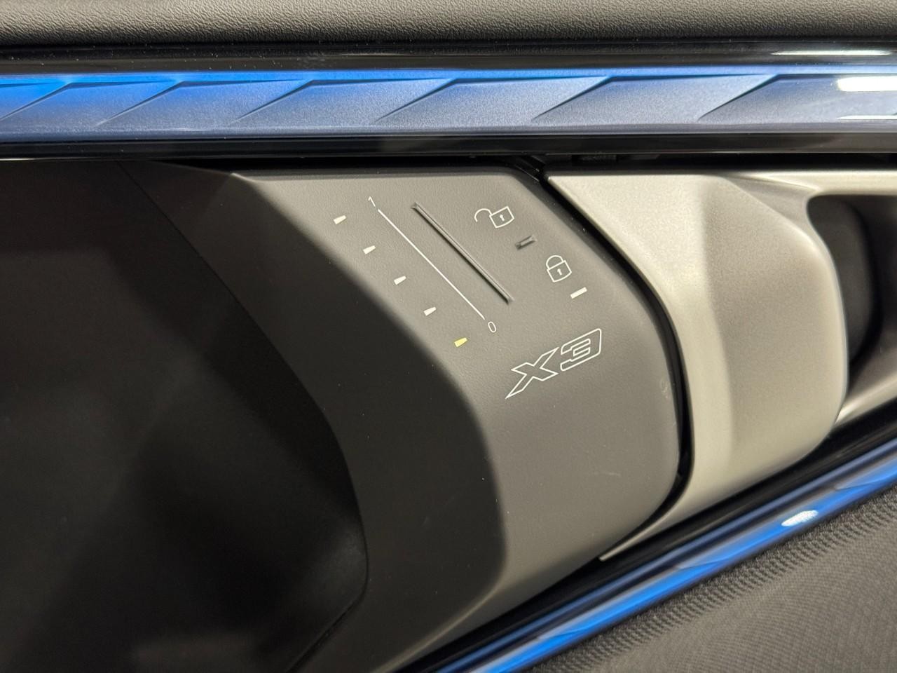 BMW X3 Vehicle Full-screen Gallery Image 20