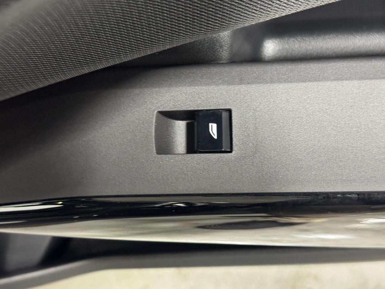 BMW X3 Vehicle Full-screen Gallery Image 21