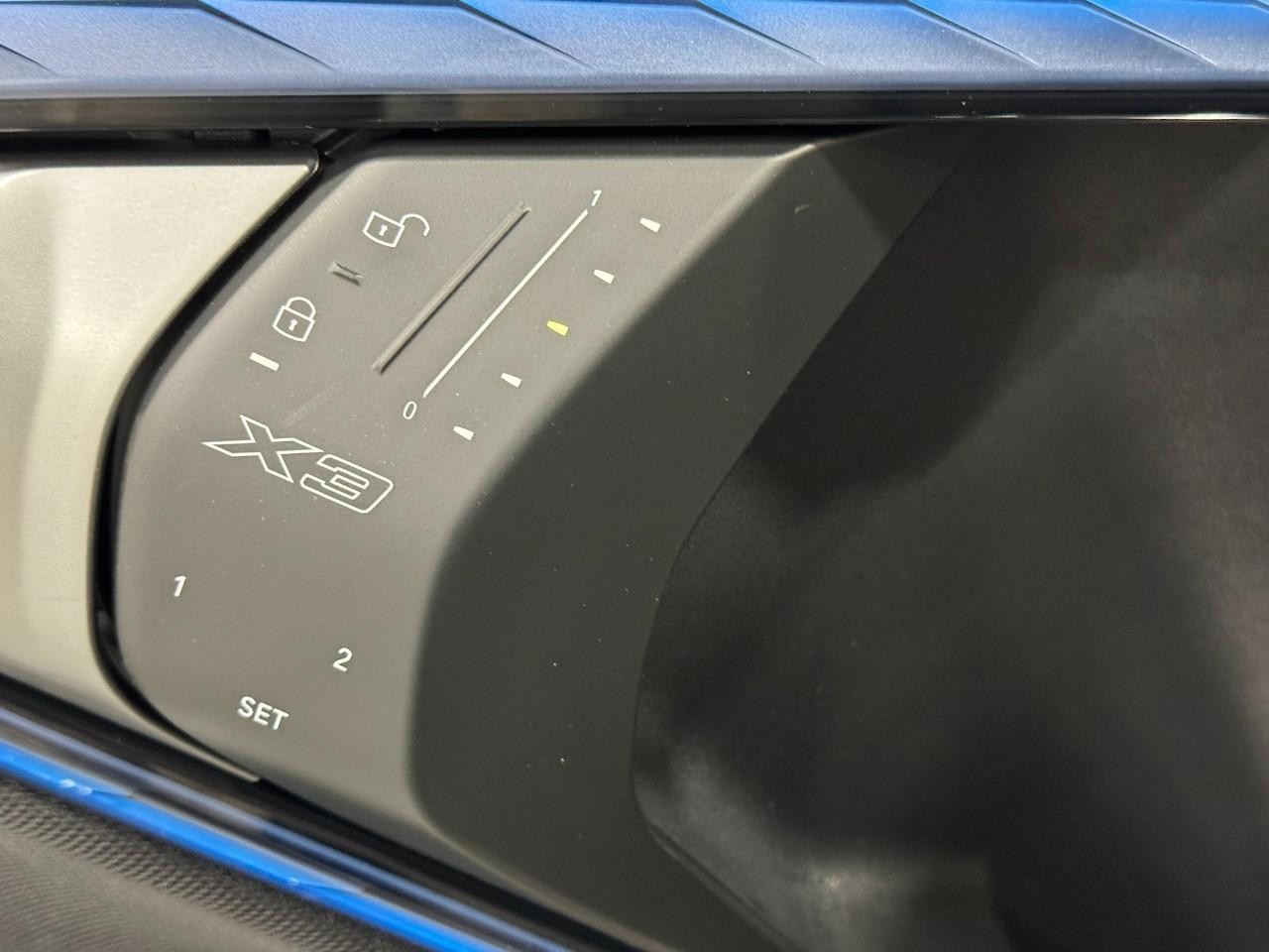 BMW X3 Vehicle Full-screen Gallery Image 23