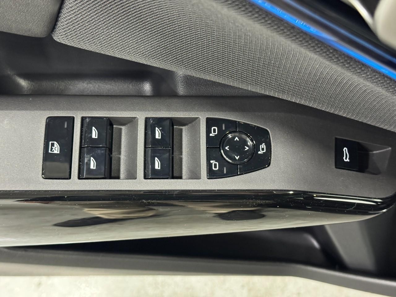 BMW X3 Vehicle Full-screen Gallery Image 24