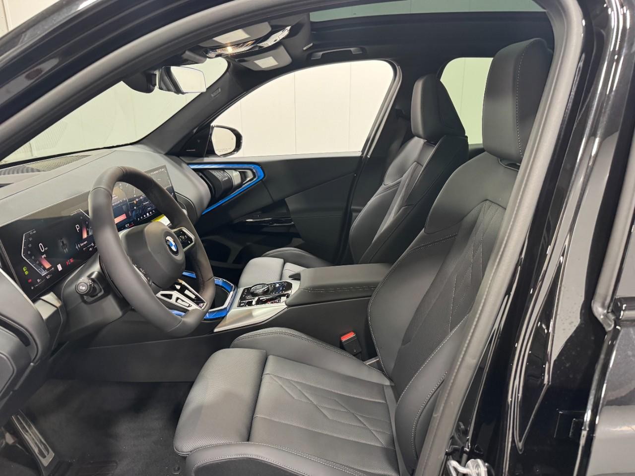 BMW X3 Vehicle Full-screen Gallery Image 25