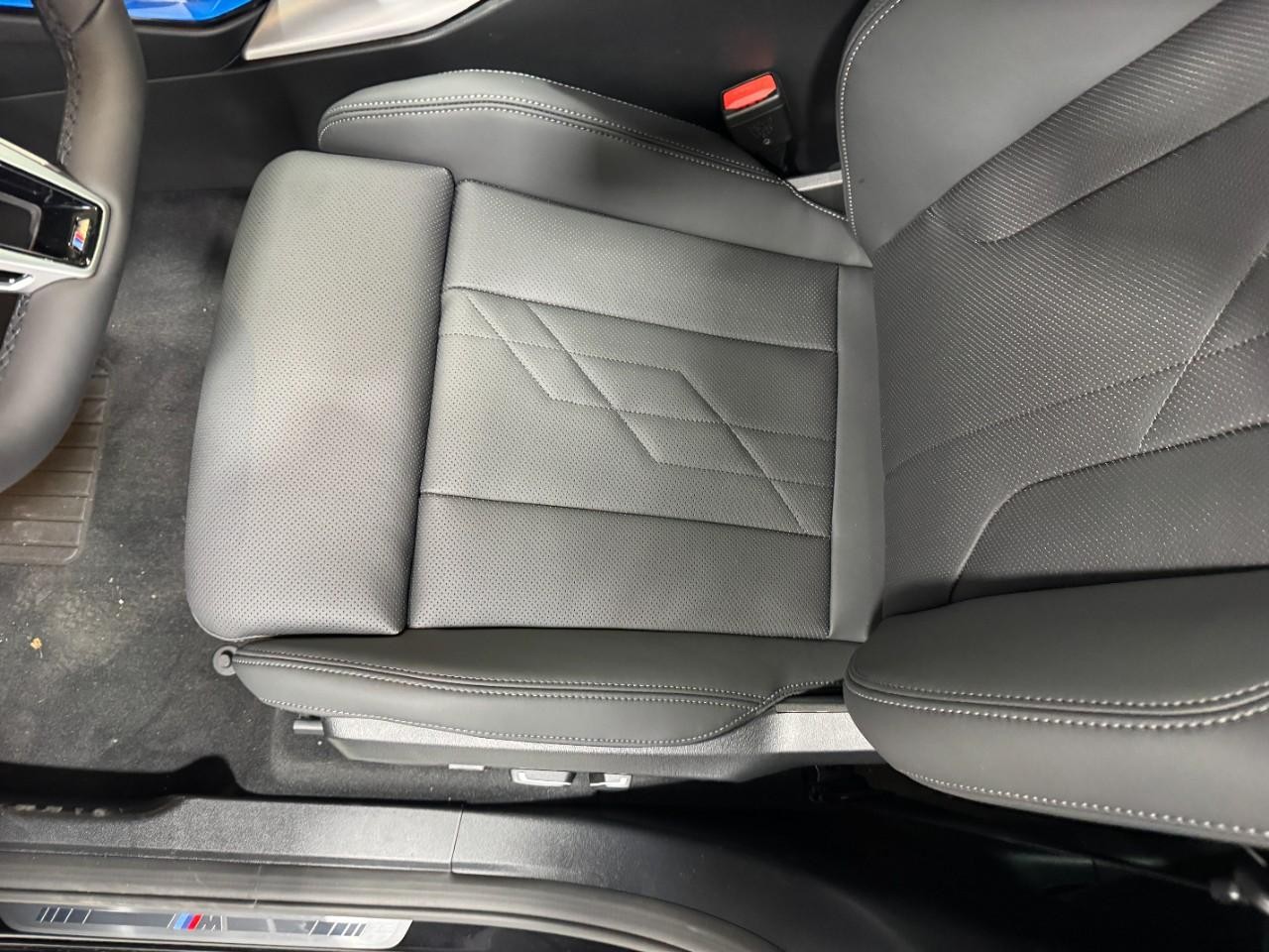 BMW X3 Vehicle Full-screen Gallery Image 26