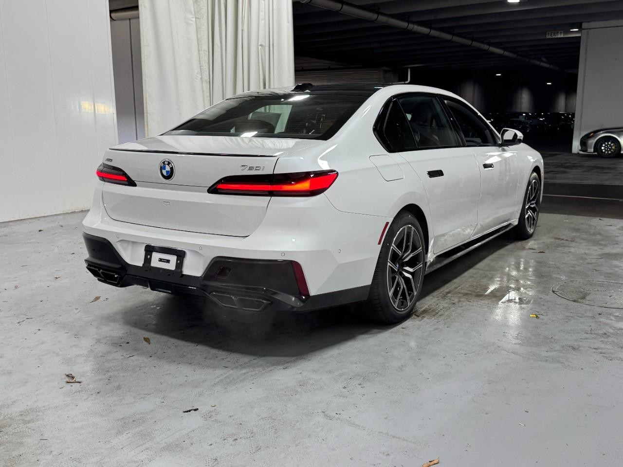 BMW 7 Series Vehicle Full-screen Gallery Image 4