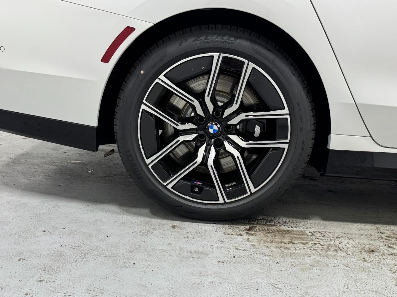 BMW 7 Series Vehicle Full-screen Gallery Image 5
